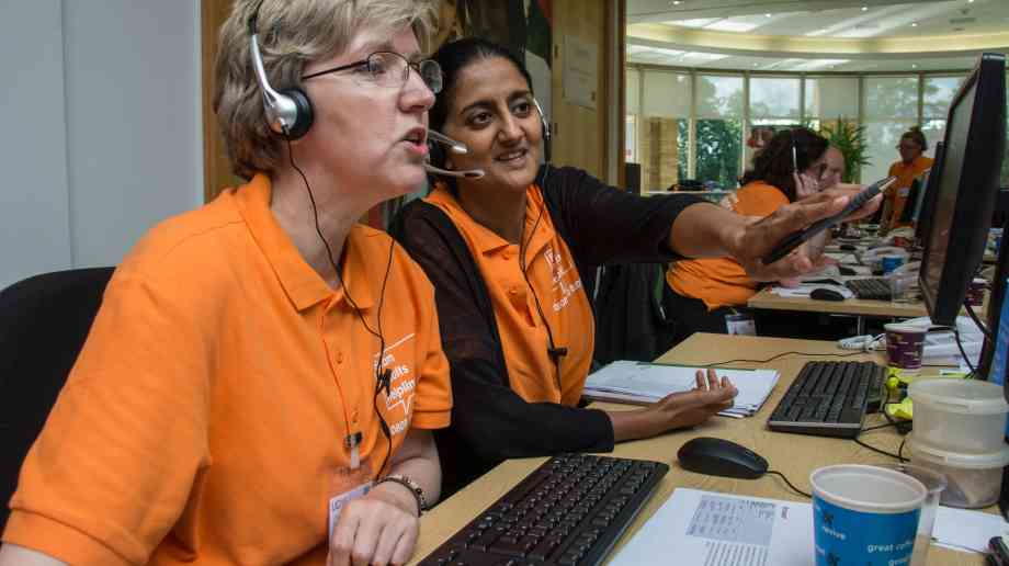 ‘Pop-up’ exam helpline opened for pupils receiving GCSE results 